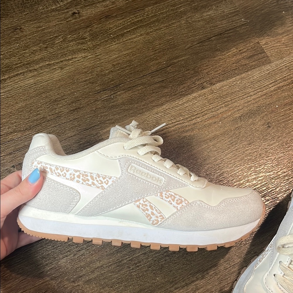Reebok White Sneakers Classic Comfort Design🚨 - Picture 3 of 5